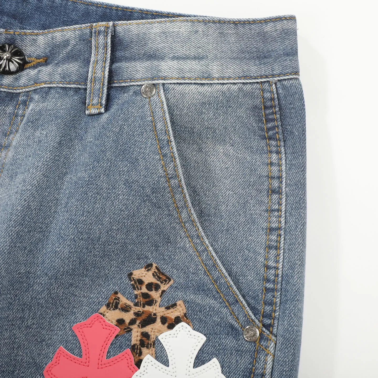 P280 CH Chromehearts Malaysia-limited leopard print cross patchwork leather workwear jeans and logging pants. The counter price is 34W. It is decorated with patchwork cross patterns and washed jeans! ! An absolutely high-end luxury product, a 1.9W-level god-level single product, a super popular product, made by top heavy industry, a magic weapon that cannot be missed! [About Zangyin] This is an extremely luxurious fashion brand that can also be called the aristocracy of the high street. It has always been an exclusive brand for some hipsters or rich second generations. Compared with ordinary high streets, it is more luxurious and noble. Compared with luxury brands, it is more fashionable and individual. It has always been a brand that I have a special liking for. [Top heavy industry fashion design] Consistently high-street luxury style. Speaking of this style, the Zangyin family and GU family are definitely the leading representative brands. Especially the Zangyin family has really achieved a state-of-the-art effect in creating high-street style. The unique washed material is used to create this style. The color system is already quite eye-catching. After it is decorated with patchwork cross flowers, it cleverly highlights the charm of the brand. Secondly, this style uses classic The high-waist cutting design highlights the long legs and fashionable temperament of the upper body. The brand is highly recognizable and the slim fit configuration is more suitable for daily wear. It is a product that interprets personality, fashion, and specifications at a glance. This single product is enough to make any fan excited. It can be a white T-shirt for a youthful college style, or a tight suspender for a royal style. It has strong matching ability and can be easily controlled by men.  [Materials and craftsmanship] Needless to say, this point goes without saying. As an excellent craftsman brand, Zangyin’s requirements for details and craftsmanship are really perfect. The washed color of this model has gone through so many processes, not to mention the embellishment of denim appliques. It is also purely hand-made and sewn. Just like what they believe in, only hand-made things have soul and have the meaning of wear. A top-notch heavy-duty fashionable denim item, I look forward to your perfect interpretation! !  Color: blue Size: 28-36
